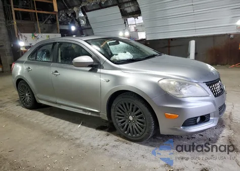 2011 Suzuki Kizashi Sport Gts z USA, uszkodzony, nr VIN JS2RF9A6XB6110007